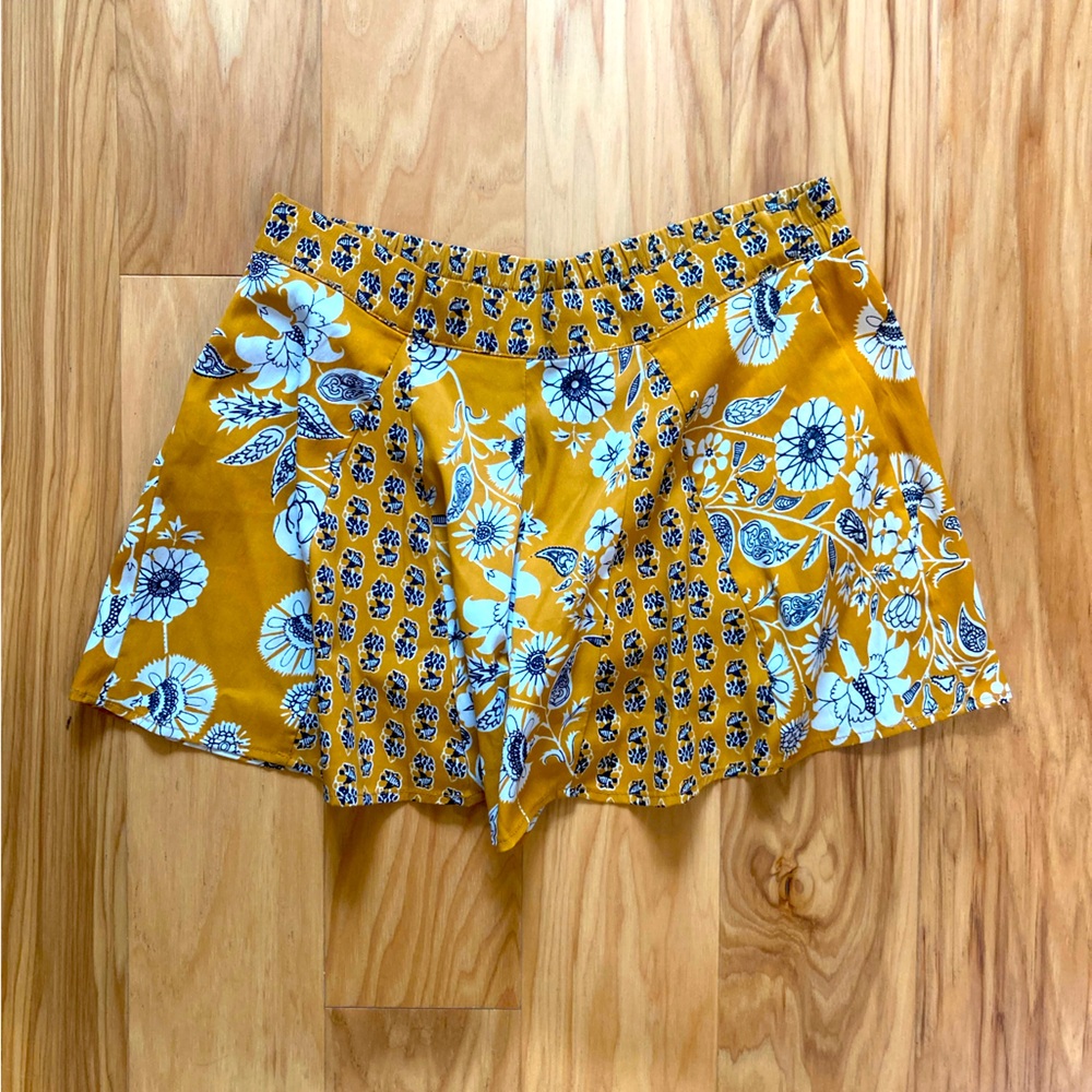 Flowy wide legged mustard flora shorts Urban Outfitters small